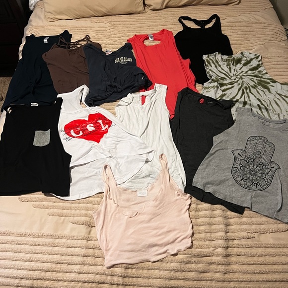 Workout Tank Bundle (12 Pieces) - Picture 2 of 9